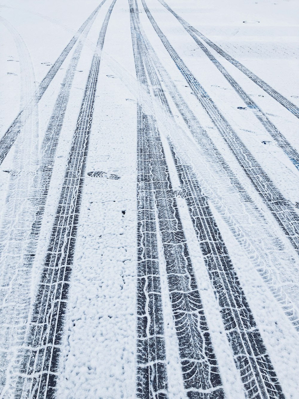 traccia di pneumatici scattata durante il giorno