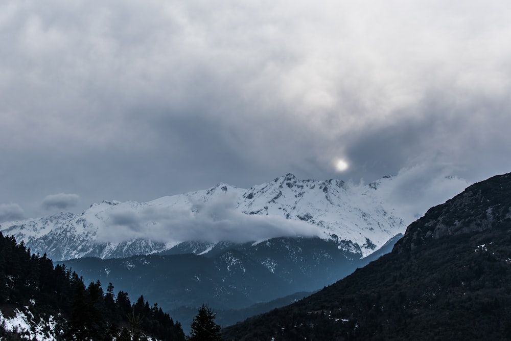 흰색과 검은색 산의 로우 앵글 사진