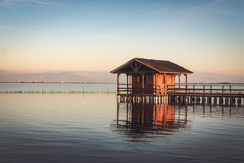 Cabaña de madera marrón en el cuerpo de agua