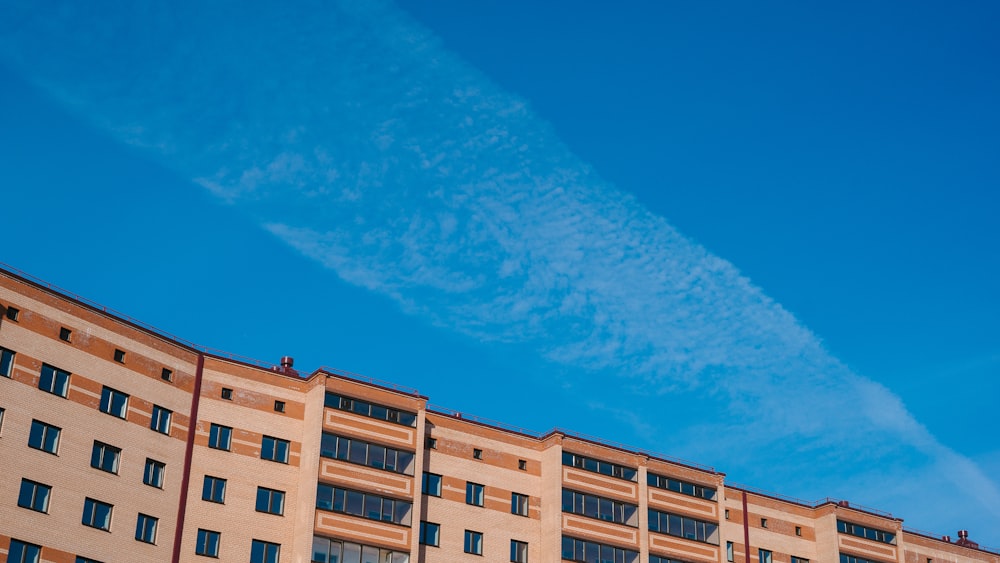 Edificio pintado de marrón durante el día