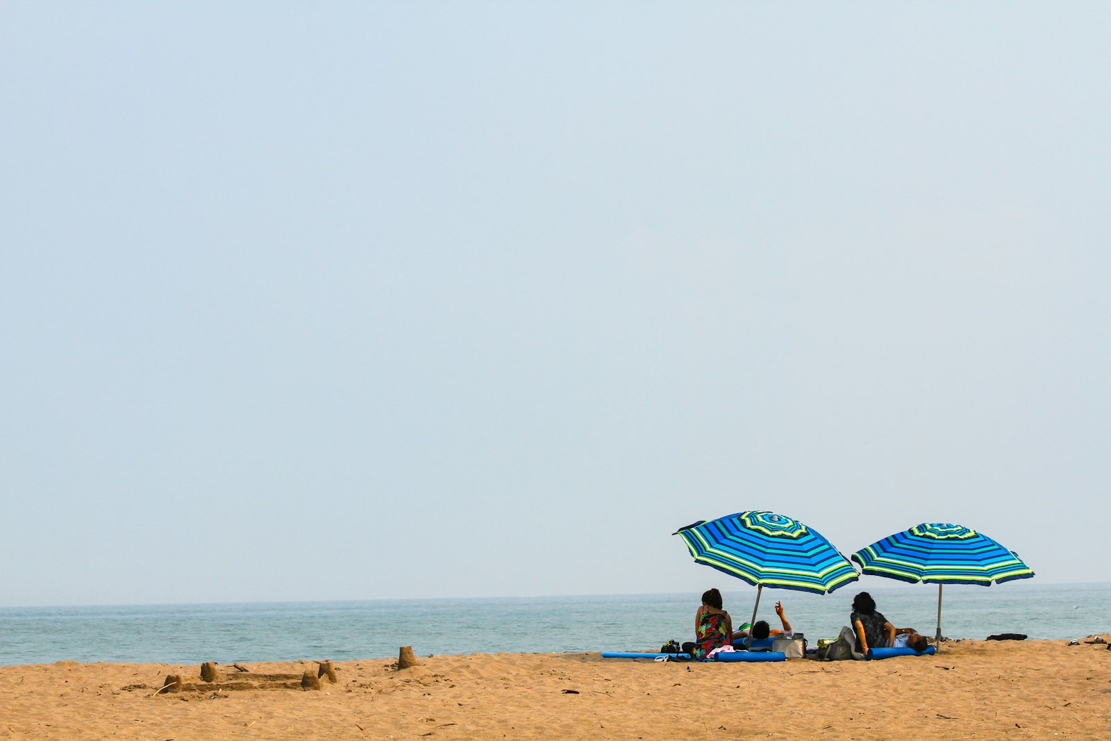 Canon EOS 7D + Sigma 70-200mm F2.8 EX DG OS HSM sample photo. People lying on mat photography