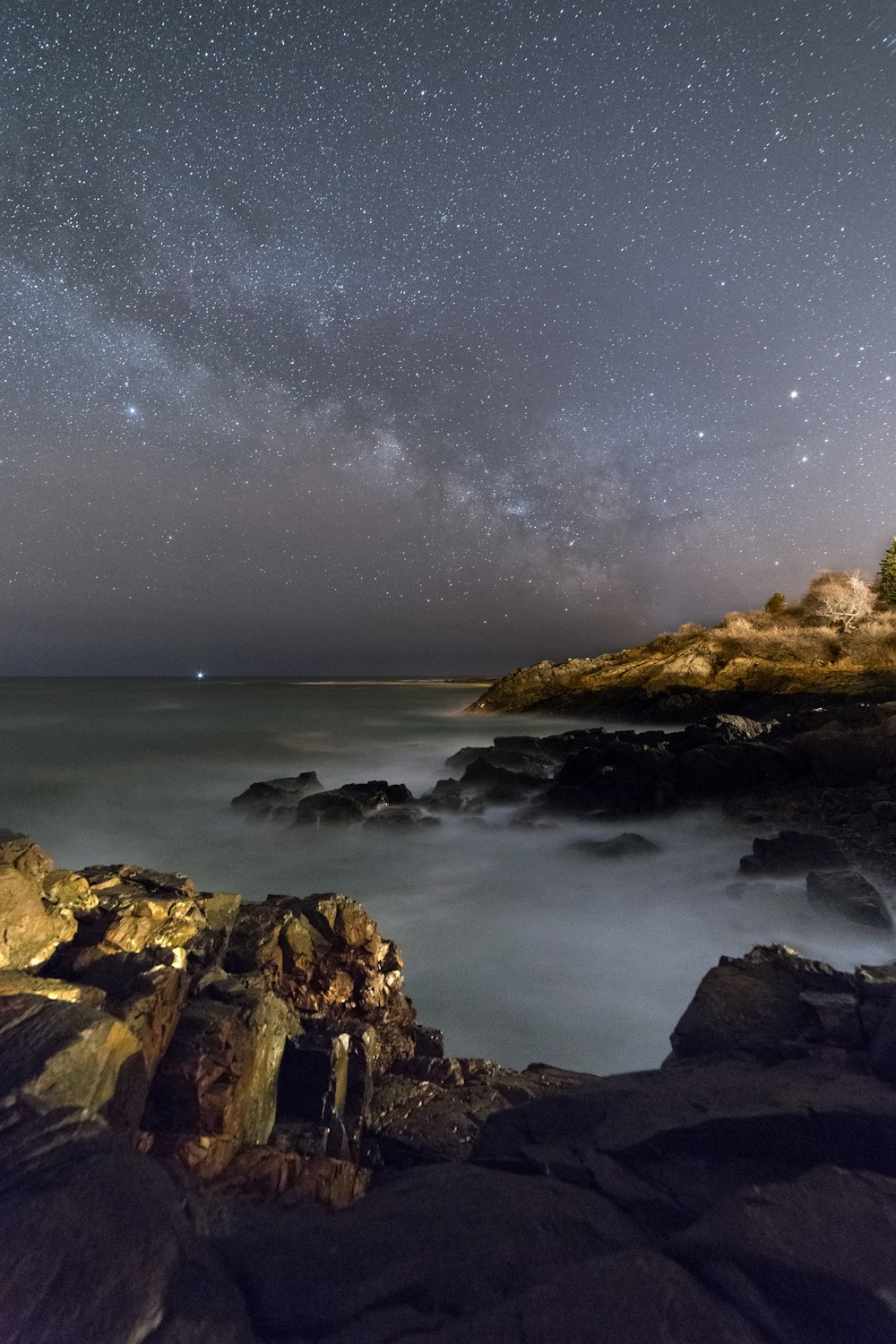 montañas bajo el cielo estrellado