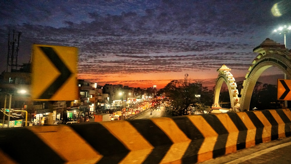 夜間の道路側溝の写真