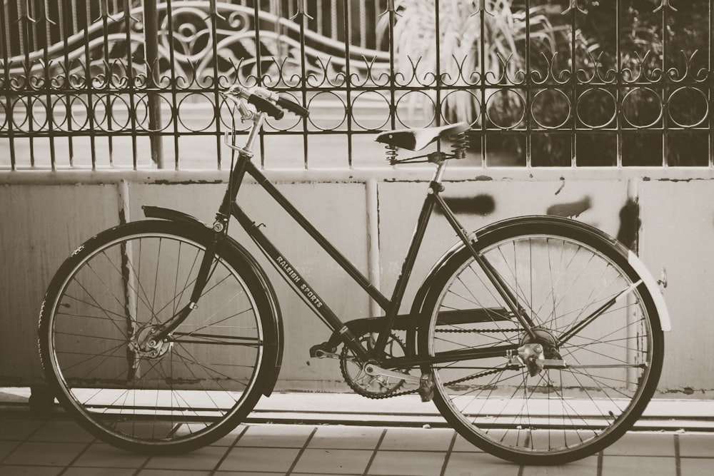 Photo en niveaux de gris d’un vélo de montagne rigide