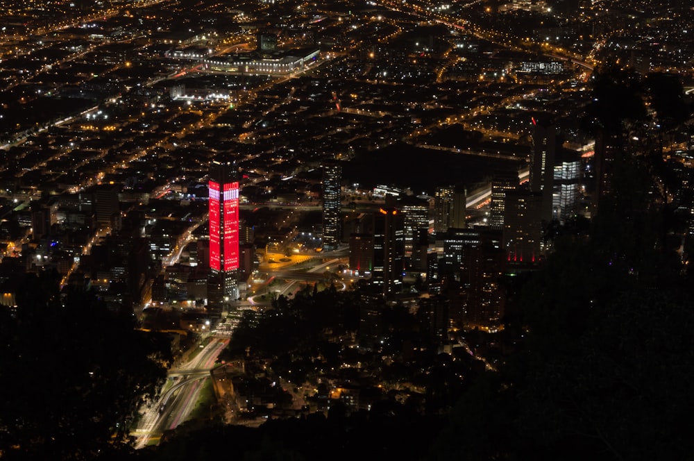 Luftbild des rot beleuchteten Gebäudes