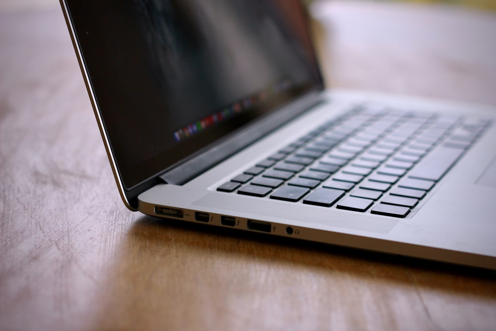 MacBook Pro sur table en bois marron