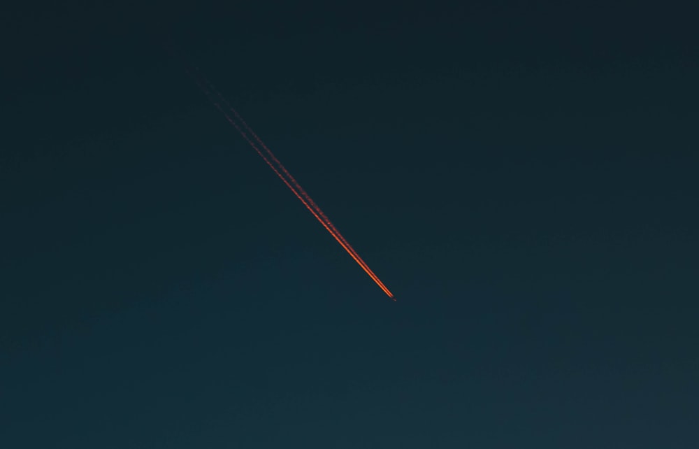 Roter Rauch aus dem Flugzeug