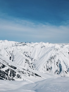A sweeping view of Idaho’s rugged mountains and clear blue skies at dawn, highlighting the state’s natural beauty.