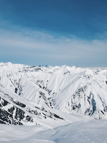 A sweeping view of Idaho’s rugged mountains and clear blue skies at dawn, highlighting the state’s natural beauty.