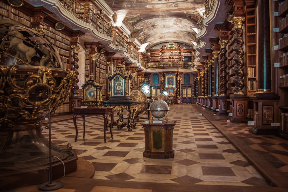 globe de bureau marron et bleu dans la bibliothèque