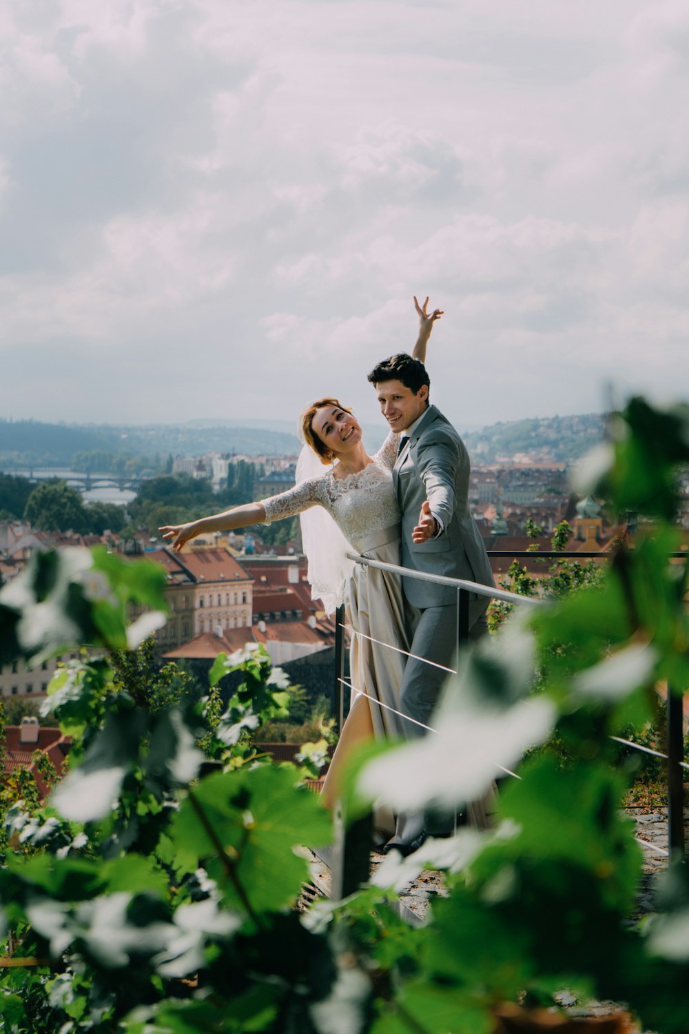 recém-casados no terraço