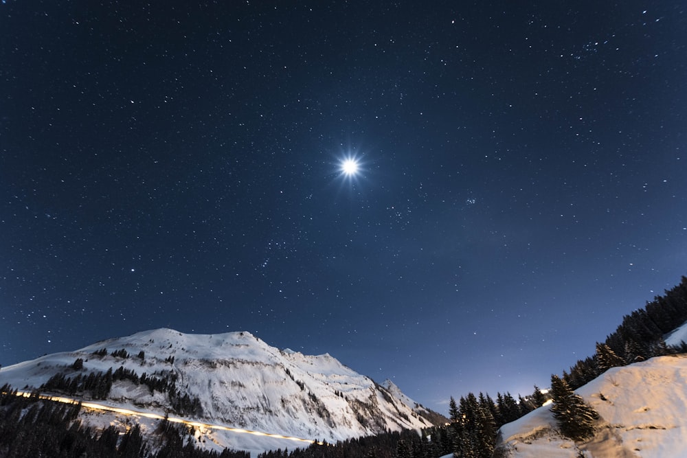 Montaña blanca bajo la noche estrellada