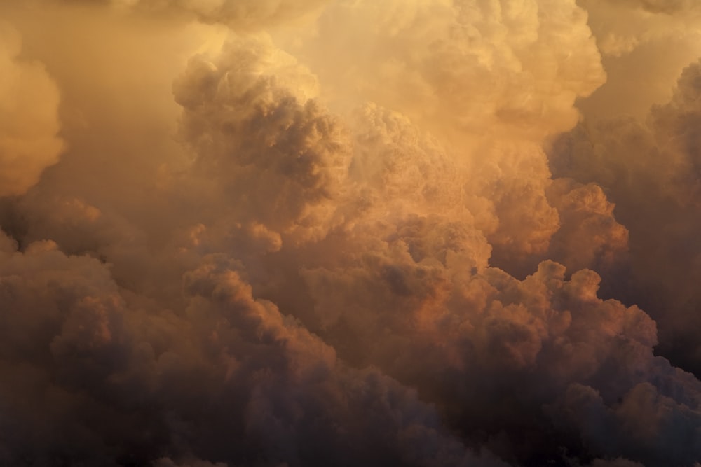 ゴールデンアワーの白い雲の写真
