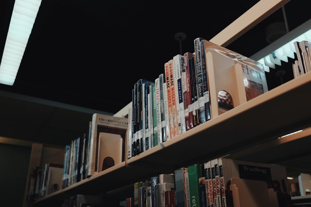 Livros variados na estante