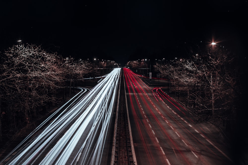 Fotografia timelapse di auto durante la notte