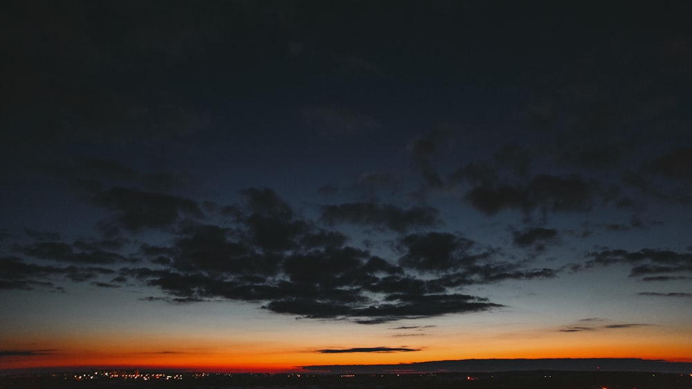 地平線に沈む夕日