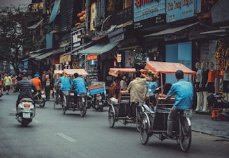 la rue au Vietnam avec des pousses-pousses