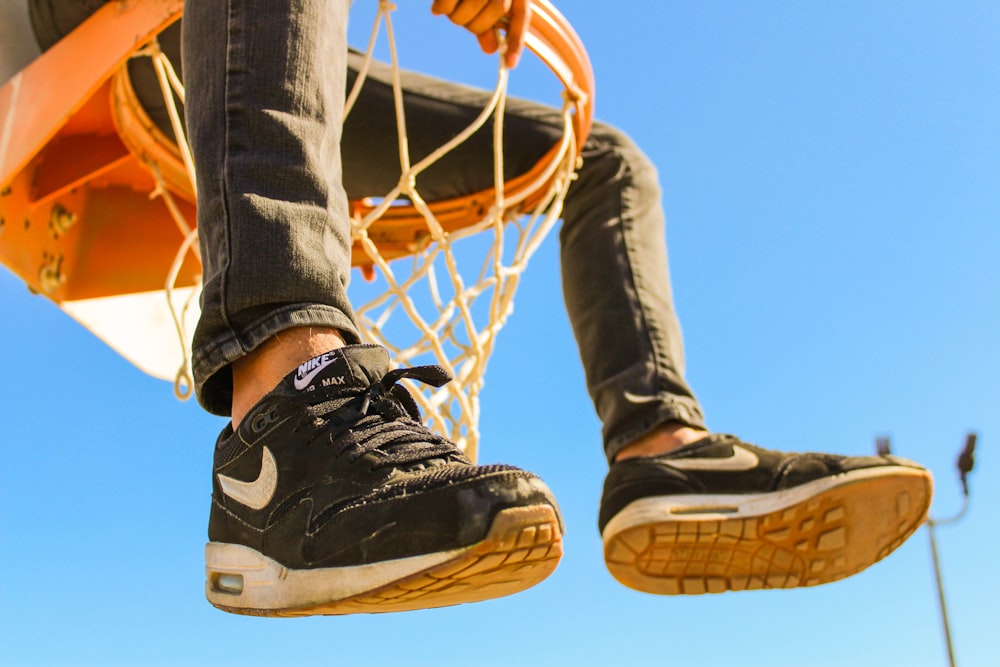 pessoa sentada no ringue de basquete