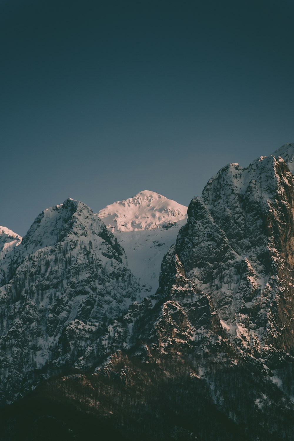 snowy mountain during daytime