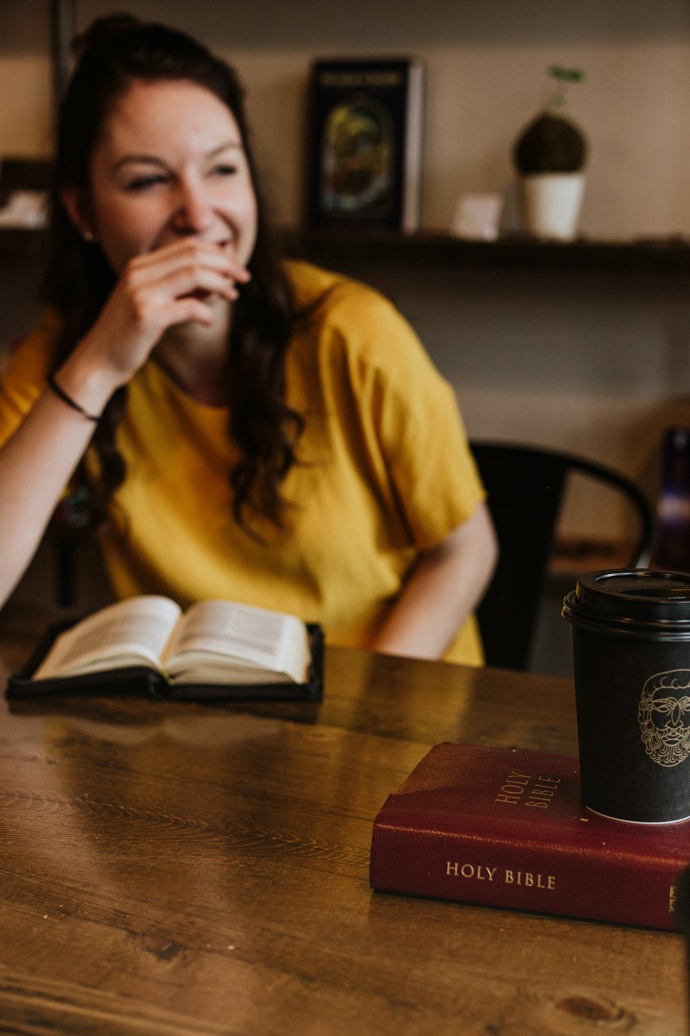 Mujer sentada en la silla cerca de la Santa Biblia