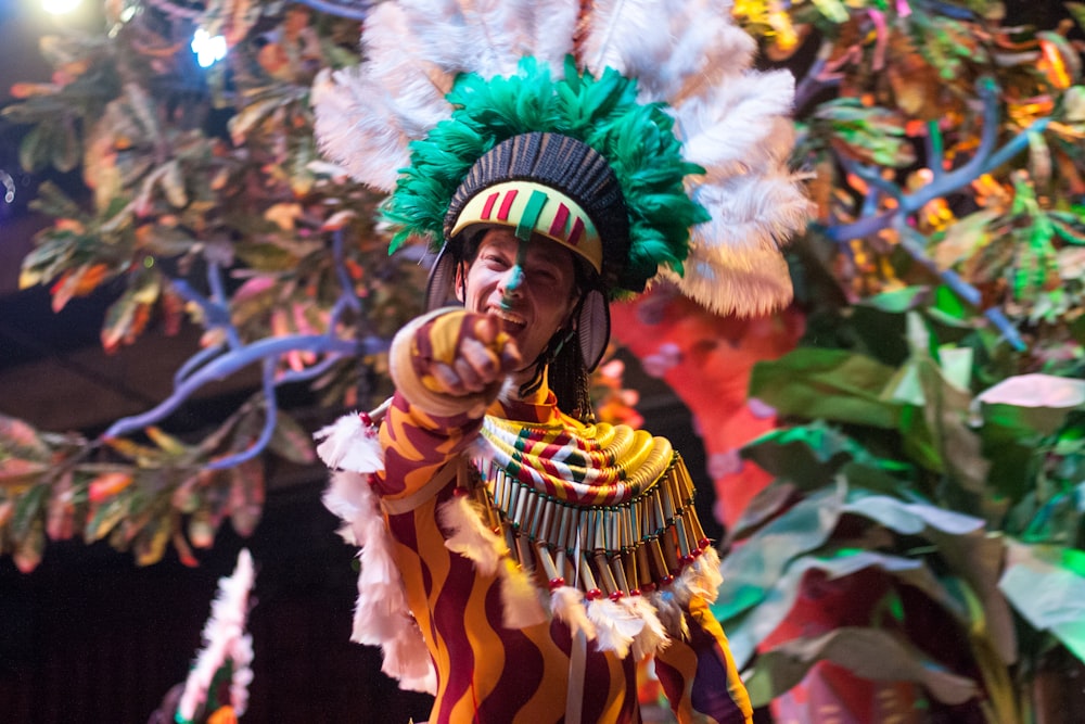 Photographie de mise au point peu profonde de en costume brun