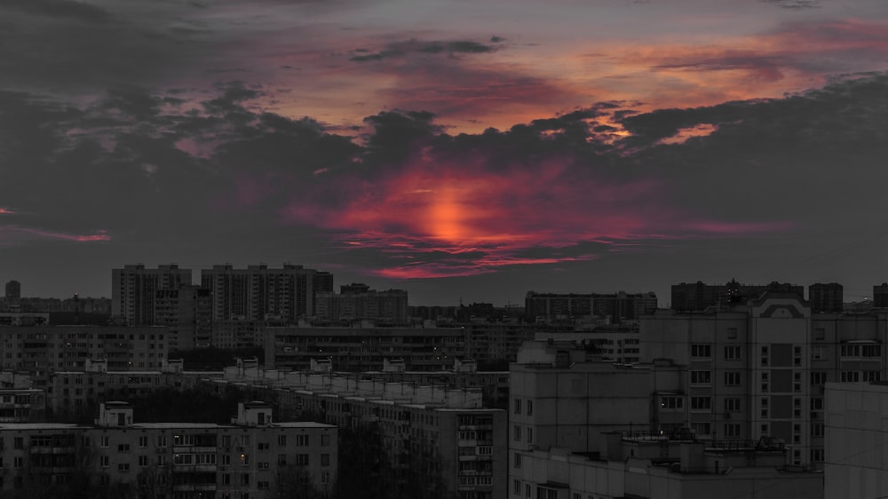 Edificios de hormigón blanco durante la puesta de sol