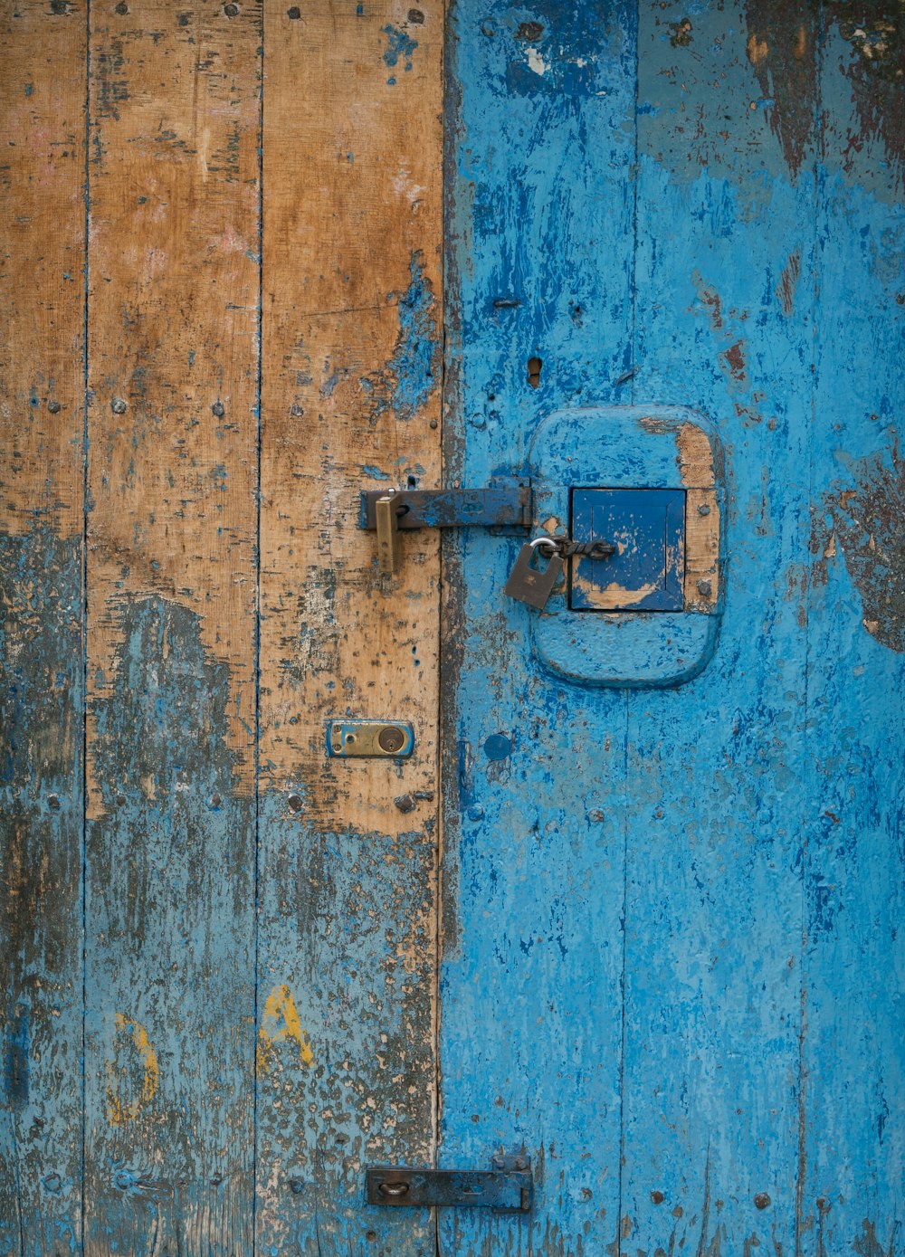 Geschlossene Türen in Blaugrün und Braun