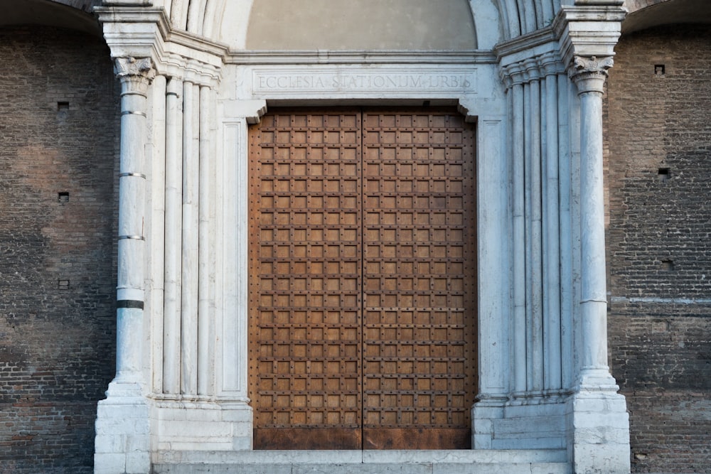 puerta cerrada de madera marrón