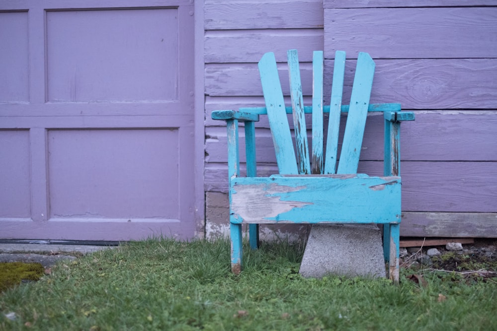문 근처의 파란색 나무 라운지 의자