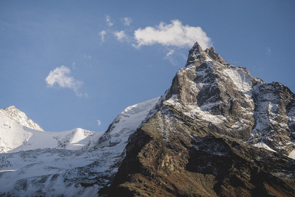 Fotografía de montaña cubierta de nieve