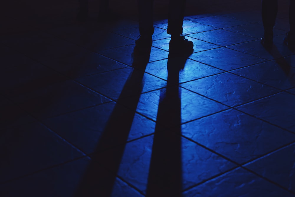 la sombra de la persona en el suelo