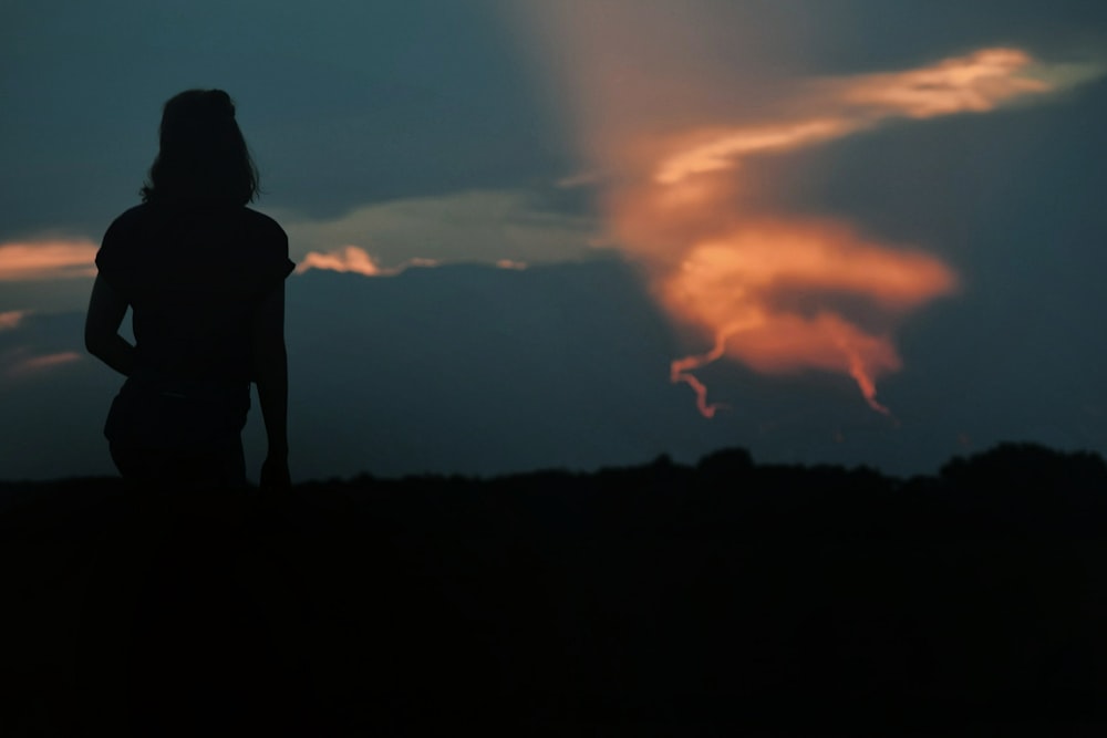 Silhouette einer Frau während des Sonnenuntergangs