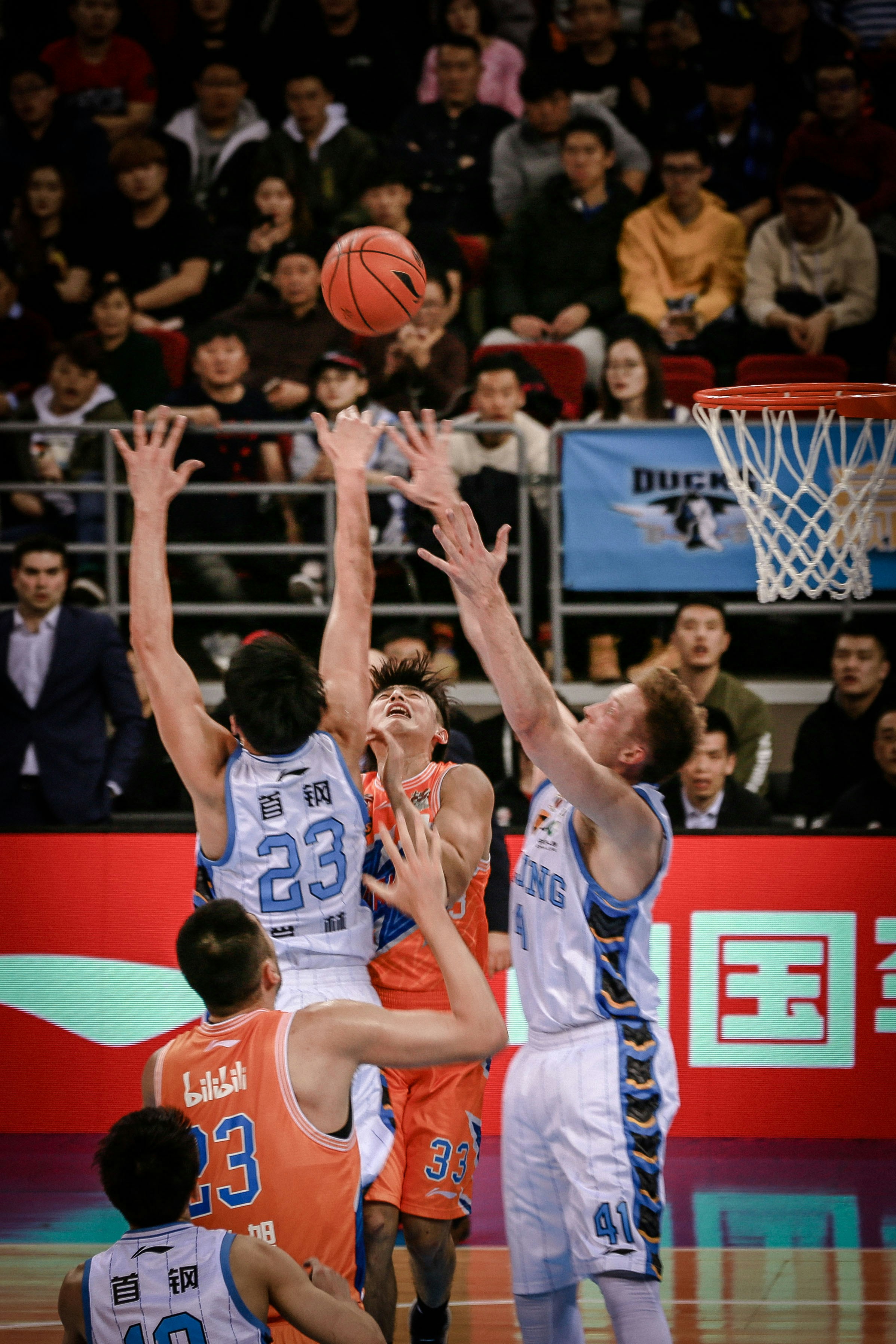 great photo recipe,how to photograph men playing basketball in court surrounded by people