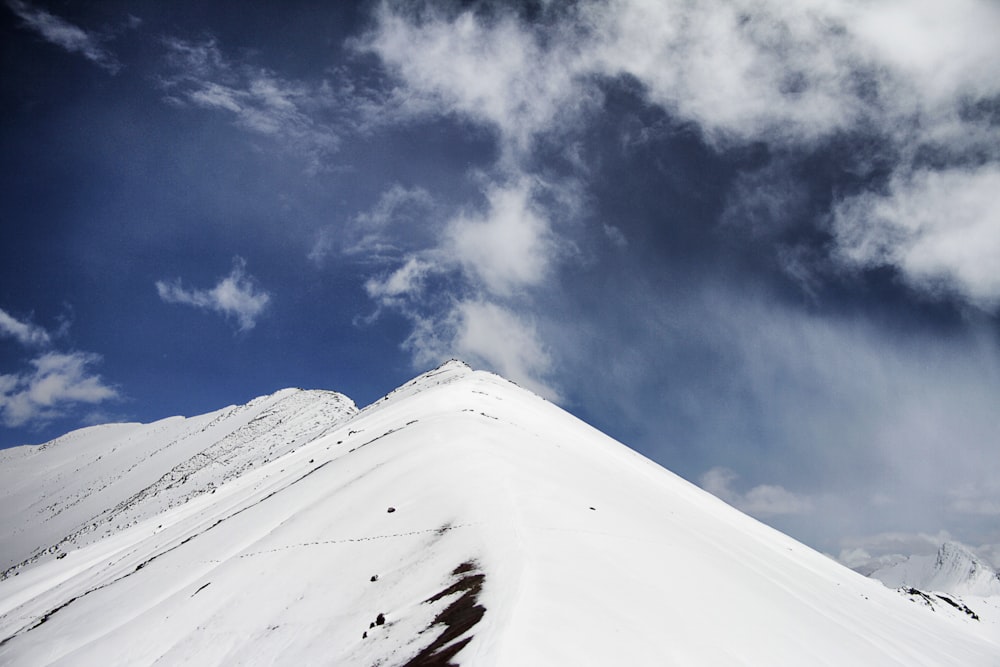 Fotografia a fuoco selettivo della neve coperta di montagna