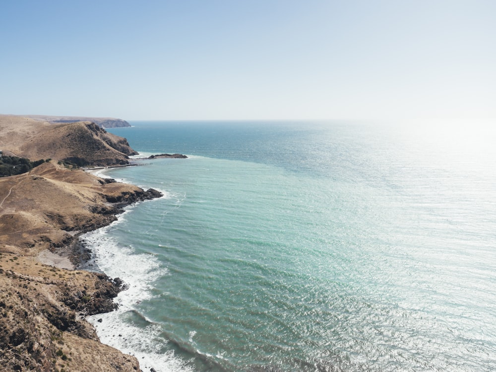 Cuerpo de agua bajo el cielo azul