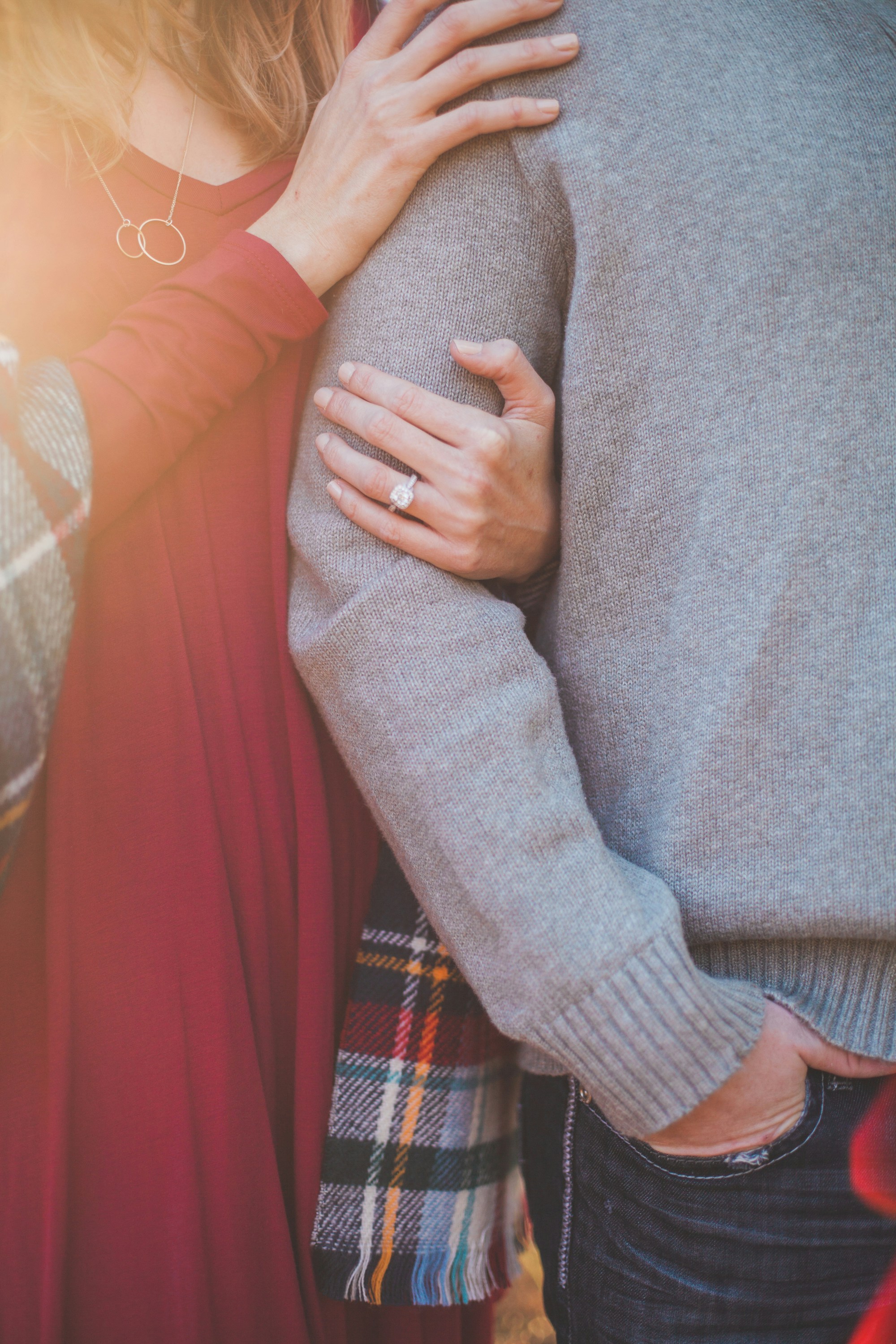 mujer sujetando el hombro del hombre