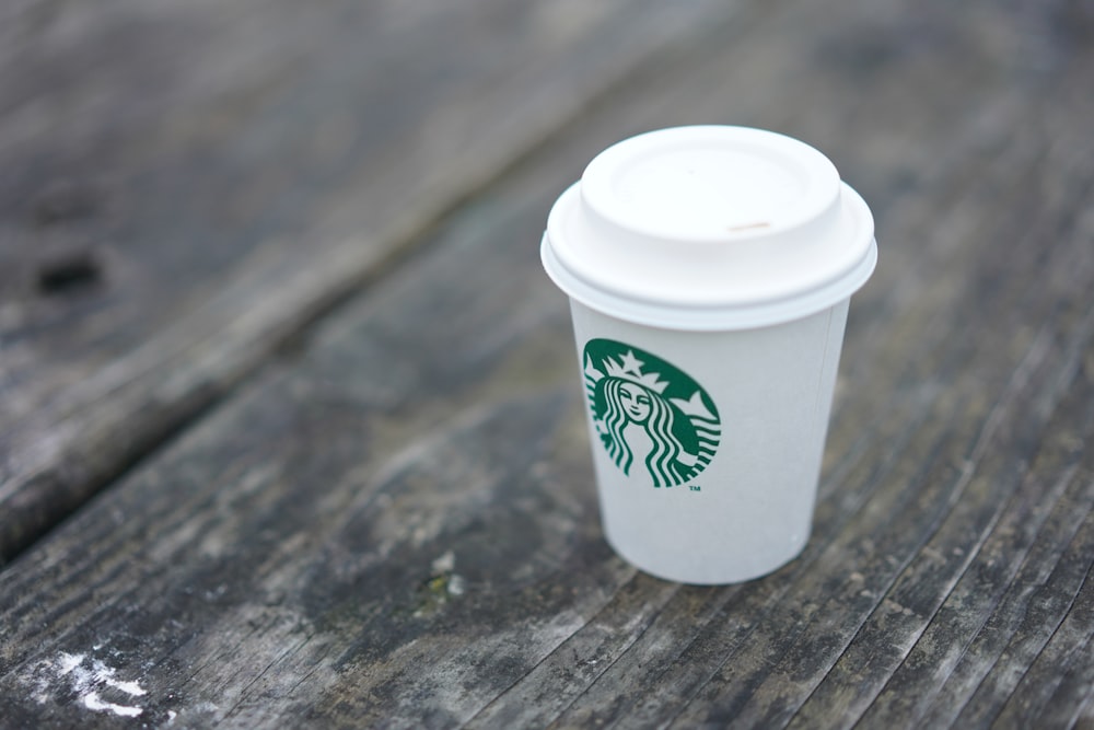 weißer Starbucks-Einwegbecher