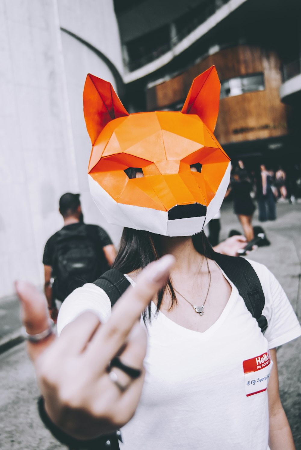 Photographie à mise au point peu profonde d’une femme debout à l’extérieur pendant la journée