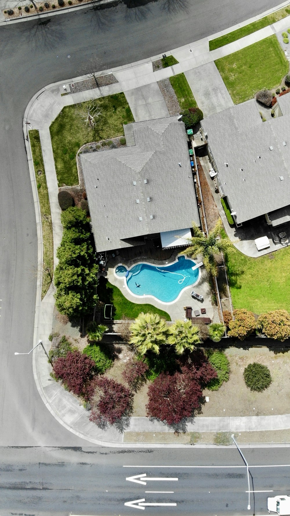 fotografia aerea di casa con piscina vicino alla strada