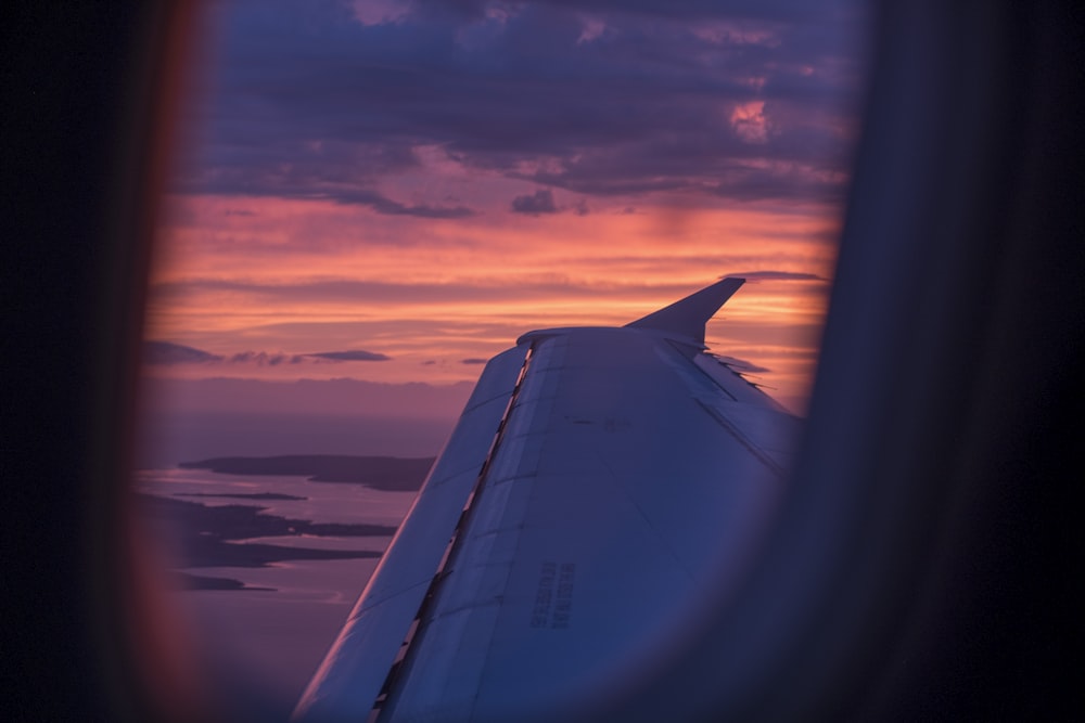 closeup photo of airplane wing