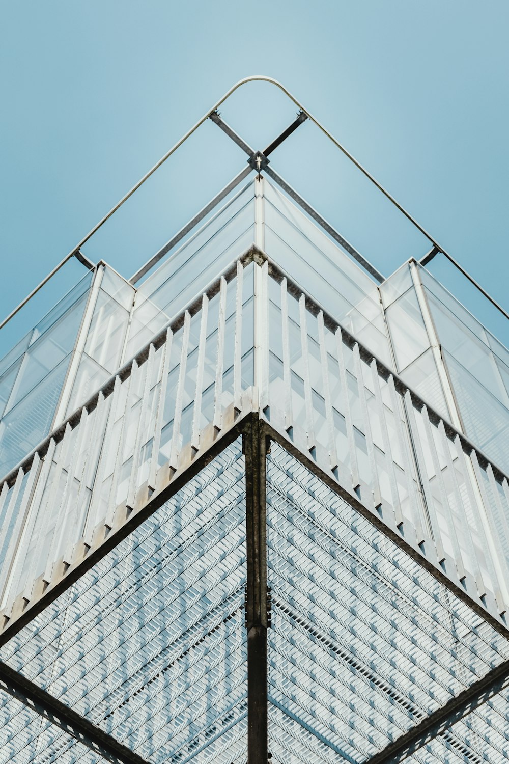 Immeuble de grande hauteur blanc avec ciel bleu