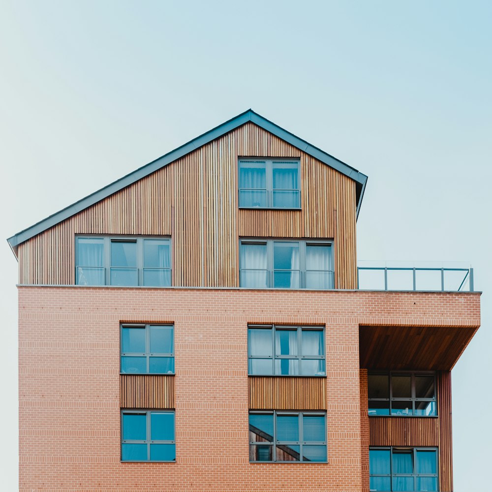 Photo en contre-plongée de la maison brune