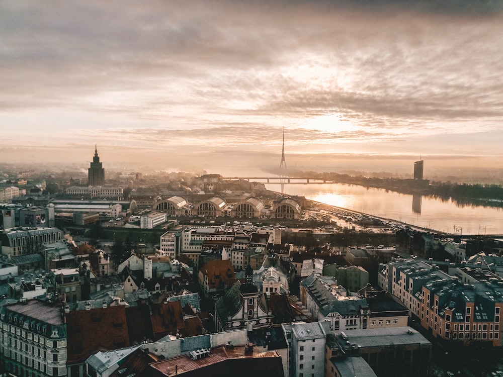 Photo aérienne de la ville sous un ciel nuageux