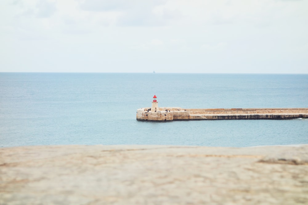 Faro rodeado de una amplia masa de agua