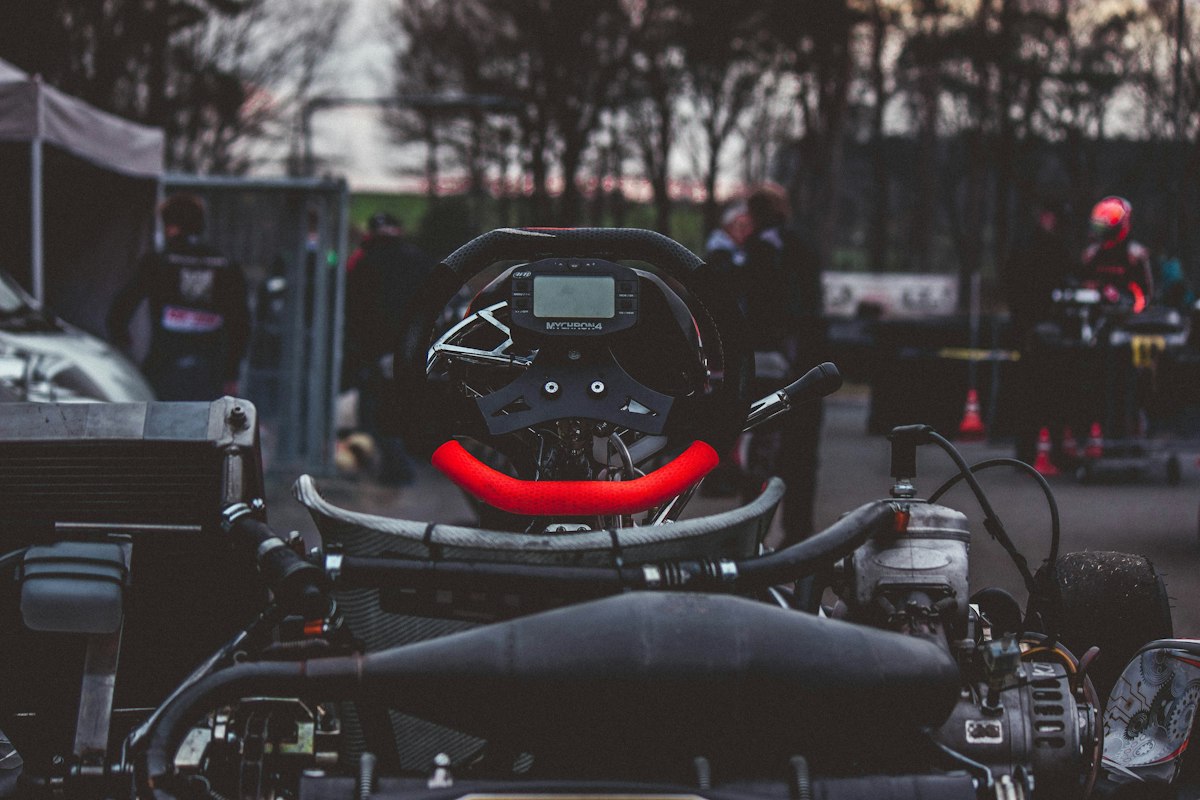 Poste de pilotage d'un kart de compétition au paddock