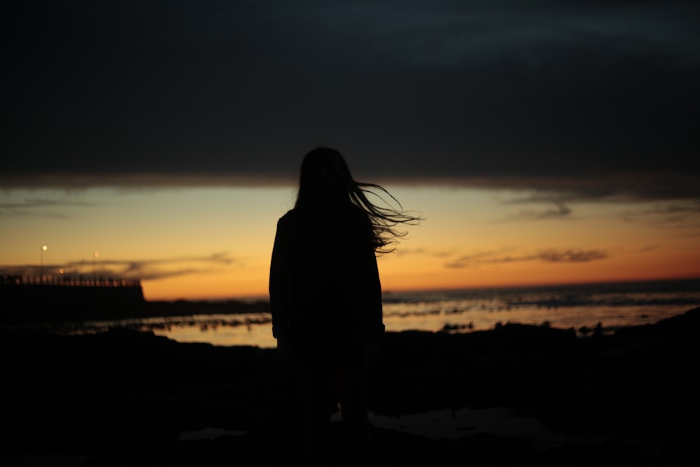 silhouette de femme près de la plage