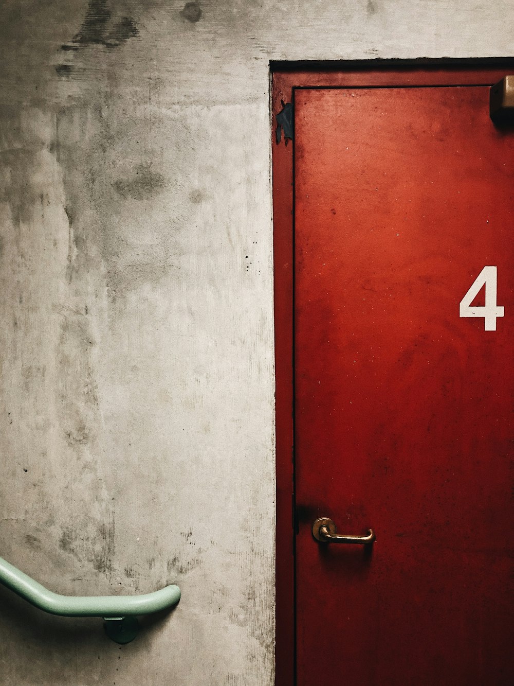 porte rouge à côté de l’escalier