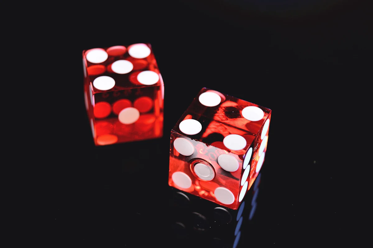 Sepasang dadu merah dan putih di atas meja permainan