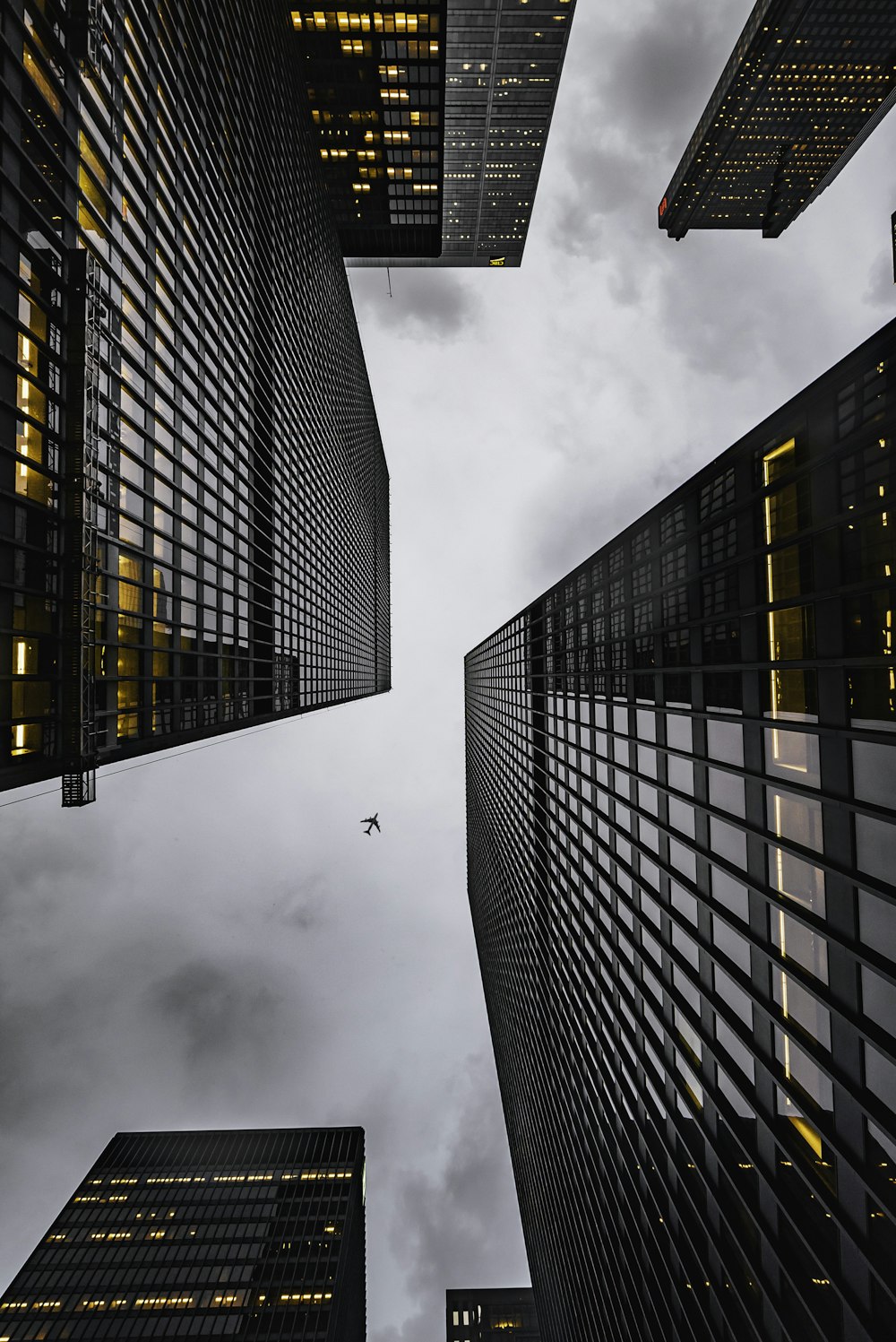 검은 고층 콘크리트 도시 건물의 낮은 각도 사진