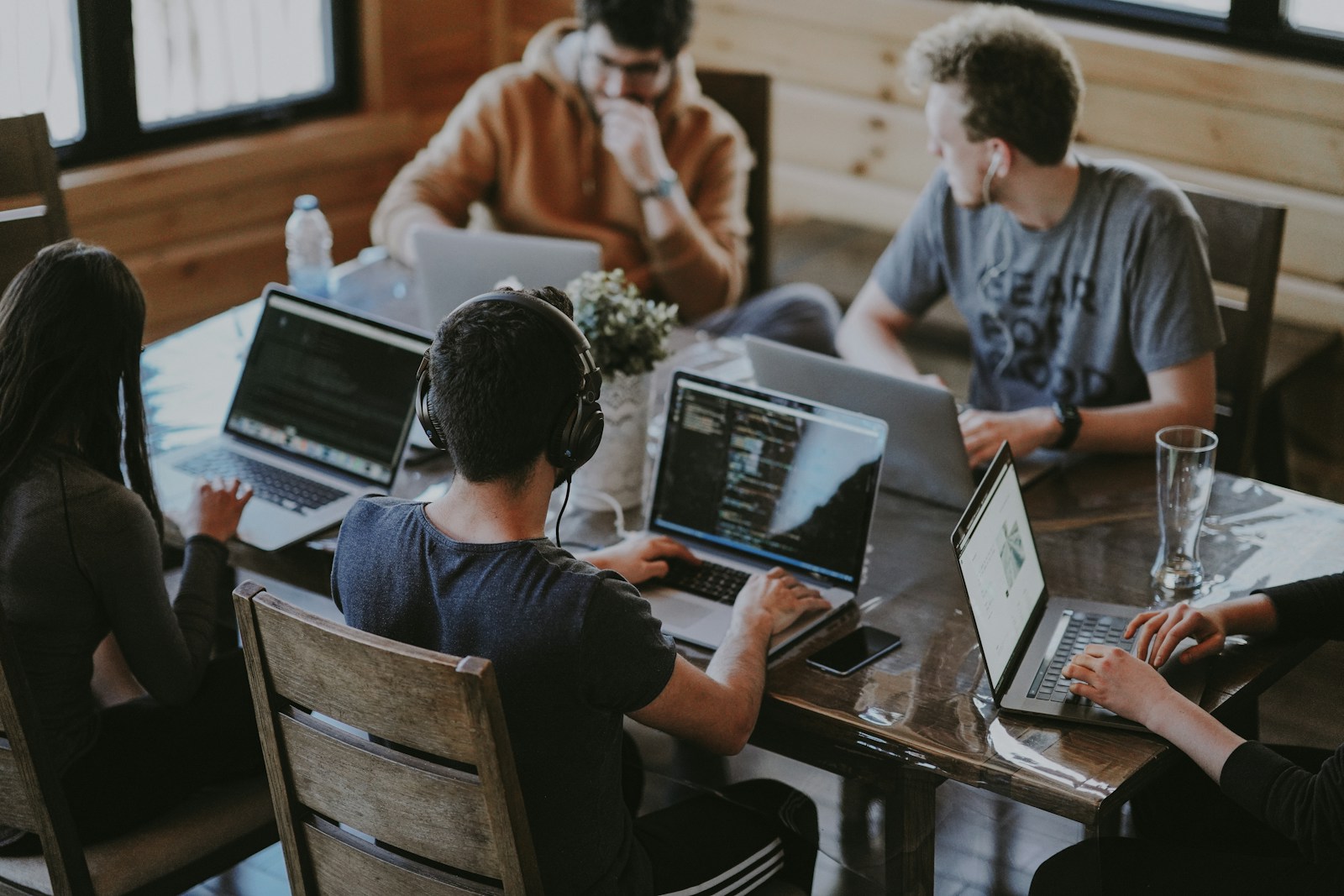 Team collaborativo in uno spazio di lavoro condiviso